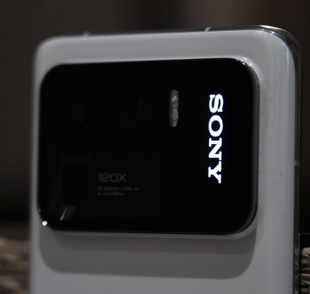 Пользователи Xiaomi Mi 11 Ultra придумали забавный сценарий использования второго экрана: на него можно вывести логотип любой компании